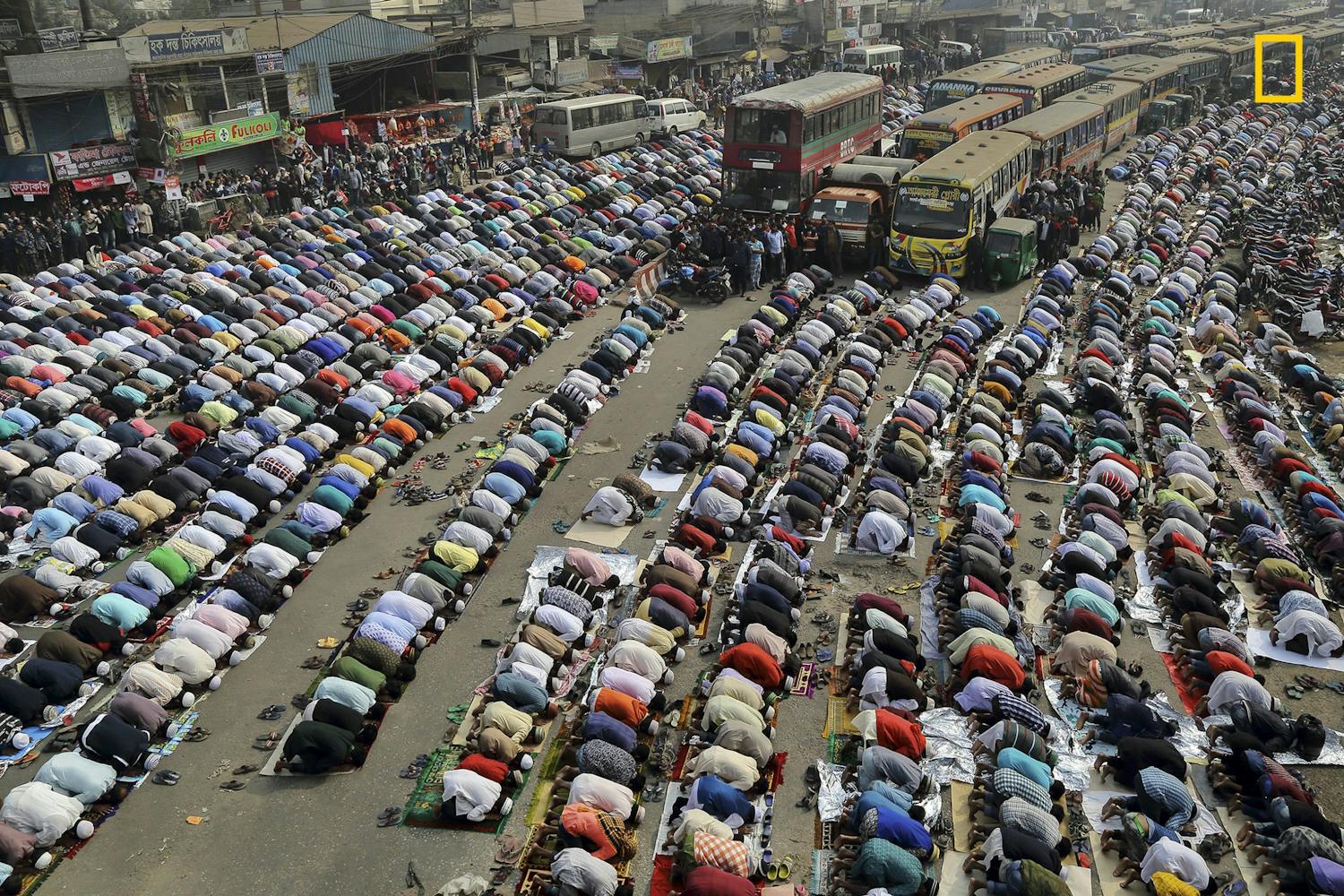 Muslimer beder i gaderne i Dhaka Bangladesh.